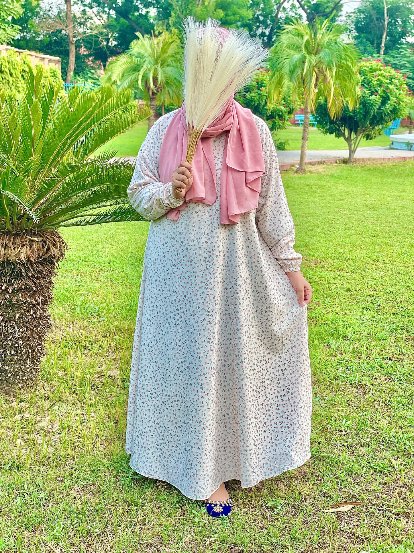 Pattern printed floral abaya